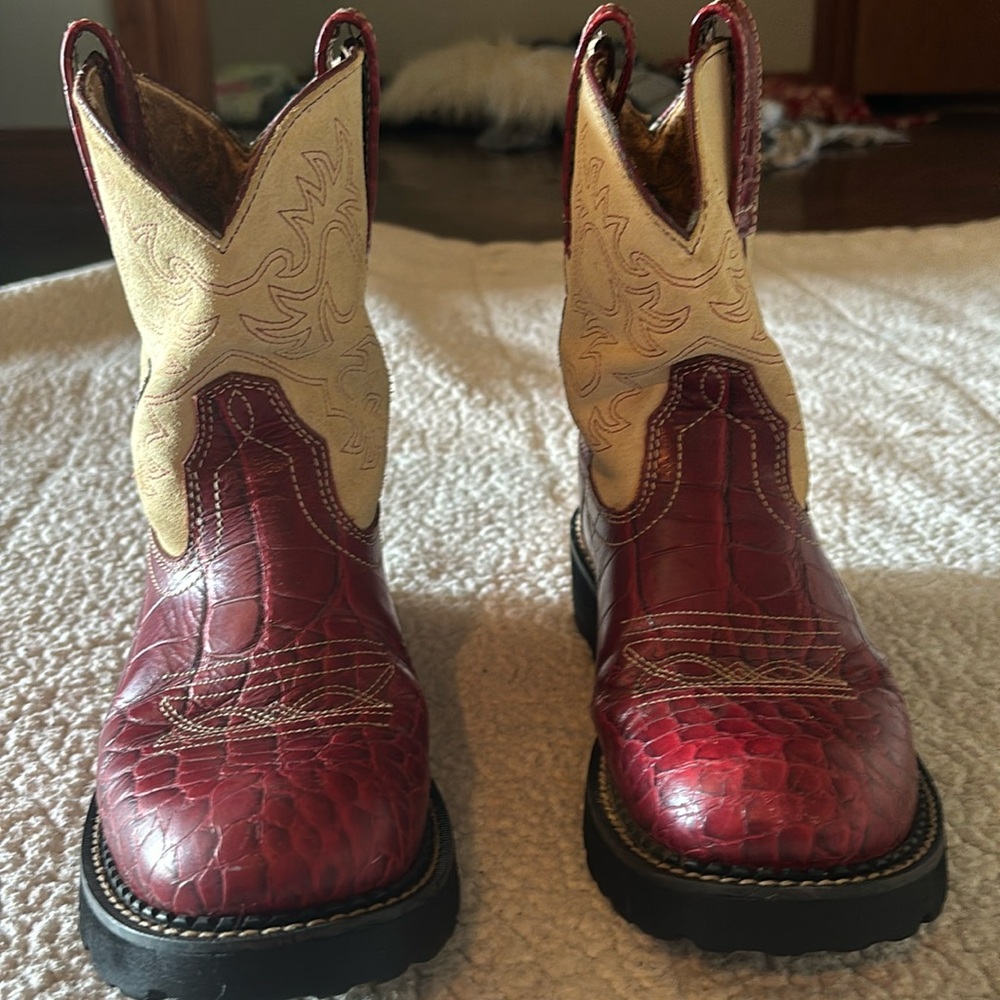 Ariat fat baby women’s cowboy boots. Barley worn in great shape. Red and cream